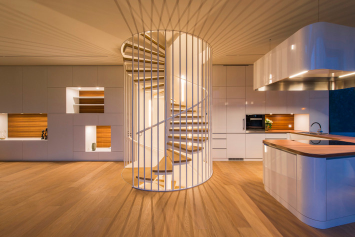 Cầu thang xoắn ốc tạo điểm nhấn đặc biệt bên trong ngôi nhà. Ảnh: Archdaily.