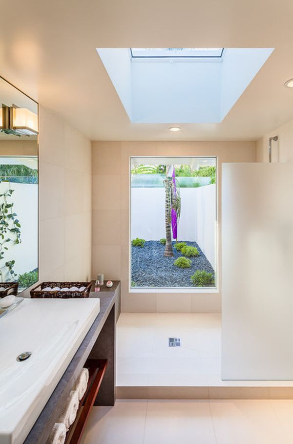 Mẫu phòng tắm này lại vô cùng thông thoáng nhờ cửa sổ trên trần rất đẹp mắt. Ảnh: Thegioitubep.