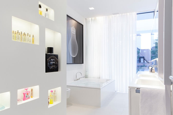 Nội thất được thiết kế đơn giản nhưng vẫn rất hiện đại, sang trọng và tiện nghi. Nguồn ảnh: Architecturebeast.