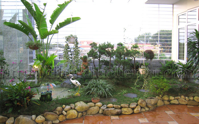 Tiểu cảnh trên sân thượng sẽ góp phần tạo không gian nghỉ ngơi, thư giãn cực kỳ lý tưởng sau những ngày làm việc mệt mỏi. Hơn thế nữa, đây còn là nơi giúp cây cảnh sinh trưởng tốt nhất. Ảnh: Xaydunghungphu.