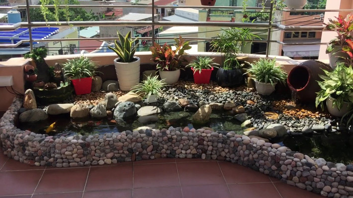 Nếu sân thượng nhà bạn đủ rộng, bạn có thể thiết kế hồ nước để thả cá, trồng sen cho thêm phần sinh động và mang ý nghĩa phong thủy tích cực. Ảnh: Ytimg.