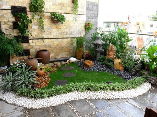 Tiểu cảnh không chỉ để làm đẹp cho ngôi nhà mà nó còn có tác dụng điều hòa không khí, tạo nên không gian trong lành, mát mắt cho nhà phố vốn dĩ chật chội, bí bách. Theo các kiến trúc sư, vị trí đặt tiểu cảnh cần phải hài hòa với các yếu tố tự nhiên xung quanh. Ảnh: Kientrucamax.