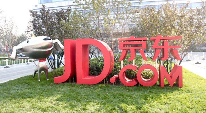Với giá trị thương hiệu 19,62 tỷ đô la, JD.com - tập đoàn thương mại điện tử lớn thứ nhì Trung Quốc - có sự tăng trưởng vượt bậc so với năm ngoái. Được biết, công ty này đứng thứ 11 trong danh sách các thương hiệu giá trị nhất thế giới năm 2017. Ảnh: Yimg.