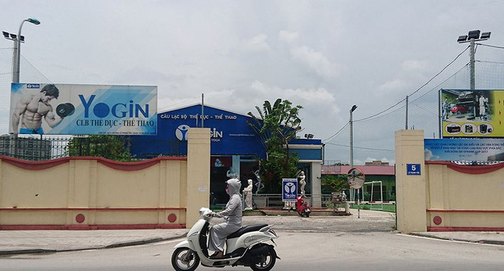 Từ giữa năm 2015, thời điểm thi công dự án mở rộng đường Lê Trọng Tấn về phía đất sân bay Bạch Mai, hàng loạt công trình phục vụ nhu cầu vui chơi, tập luyện thể thao mọc lên rầm rộ khiến nhiều người dân trên địa bàn quận Thanh Xuân không khỏi bất ngờ vì đây là đất quốc phòng do Quân chủng Phòng không Không quân quản lý.