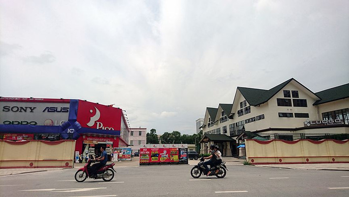 Thiếu tướng Phạm Thanh Liêm cho biết, trong quá trình triển khai xây dựng công trình một số bộ phận đã có thiếu sót khi không thông báo kế hoạch đến chính quyền địa phương, không thực hiện đúng Chỉ đạo số 93 ngày 11/5/2017, của Bộ trưởng Bộ Quốc phòng về việc tăng cường công tác quản lý xây dựng công trình trên đất quốc phòng. Mặt khác, Quân chủng PKKQ lý giải, các công trình trên được xây dựng và hoàn thiện giai đoạn 2012 -2015, khi chưa có Chỉ thị 93 nên đơn vị chưa kịp thời làm việc và cung cấp hồ sơ với địa phương. Về việc mở cổng ra đường Lê Trọng Tấn, Quân chủng PKKQ cho biết, đã có sự đồng ý của UBND TP Hà Nội, sau khi đường Lê Trọng Tấn hoàn thành dự án mở rộng. Tình trạng tắc đường trong khu vực đã được xử lý sau khi đường Lê Trọng Tấn thông xe.