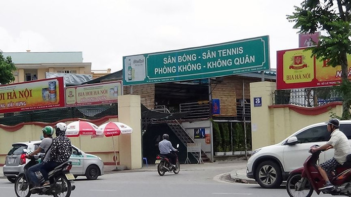 Sau phản ánh của báo Tiền Phong, thực hiện ý kiến chỉ đạo của Đại tướng Ngô Xuân Lịch, Bộ trưởng Bộ Quốc phòng, ngày 26/7/2017, Quân chủng PKKQ đã có thông tin trả lời về vấn đề này. Theo đó, Thiếu tướng Phạm Thanh Liêm, Chủ nhiệm Chính trị Quân chủng PKKQ cho biết, có 4 công trình sân dựng trong khuôn viên sân bay Bạch Mai đã được sự chấp thuận của lãnh đạo Bộ Quốc phòng và lãnh đạo Quân chủng PKKQ, bao gồm: Sân tập golf và công trình phụ trợ tại khu đất cuối đường Lê Trọng Tấn; Công trình khu thể thao, văn hóa tại 173 Trường Chinh; Khu huấn luyện TDTT Quân chủng tại cổng số 3 Lê Trọng Tấn; Khu để xe ô tô và luyện tập thể thao tại cổng số 5 Lê Trọng Tấn.