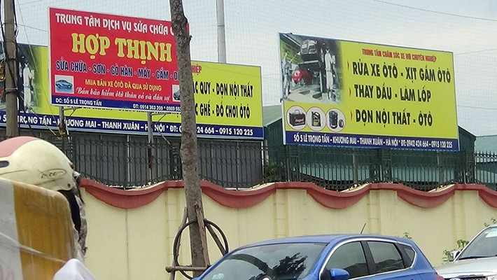 Các loại kho bãi, nhà xưởng, cửa hàng sửa xe được treo biển quảng cáo tại khu vực này.