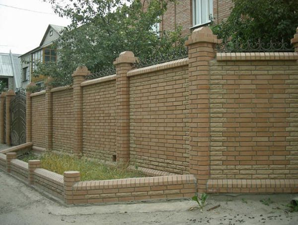 Ngược lại, tường rào bằng gạch càng khiến cho những ngôi biệt thự vốn sang trọng, đẳng cấp càng trở nên khác biệt hơn. Ảnh: Hangraolytam.