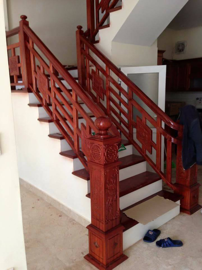 Trên thị trường hiện nay có nhiều loại gỗ tự nhiên để làm cầu thang như gỗ lim, gỗ sồi, gỗ thông, gỗ xà cừ...Ảnh: Blogspot.