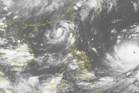 Trung tâm dự báo khí tượng thủy văn cũng thông báo, siêu bão Mangkhut trên vùng biển Tây Bắc Thái Bình Dương duy trì sức gió mạnh nhất vùng gần tâm bão mạnh cấp 17 (200-220km/giờ). Siêu bão này sẽ di chuyển hướng về khu vực Bắc Biển Đông trong khoảng 2 ngày tới. Ảnh: Người lao động.