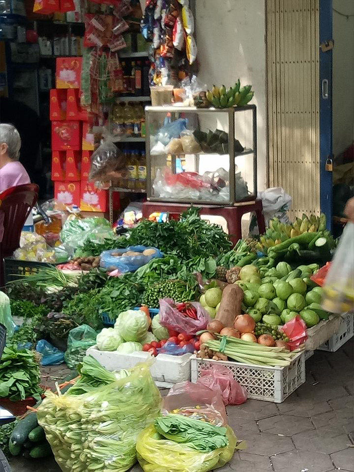 Một tiểu thương tại chợ Nghĩa Tân (Cầu Giấy) cho biết, do tâm lý thường dự trữ thực phẩm tránh bão của người dân nên sáng nay, các tiểu thương tại chợ đều lấy nhiều hàng hơn để bán.
