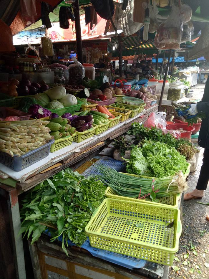 Rau xanh cũng “đắt như tôm tươi” bởi chị em đề phòng giá rau tăng giá khi bão về.