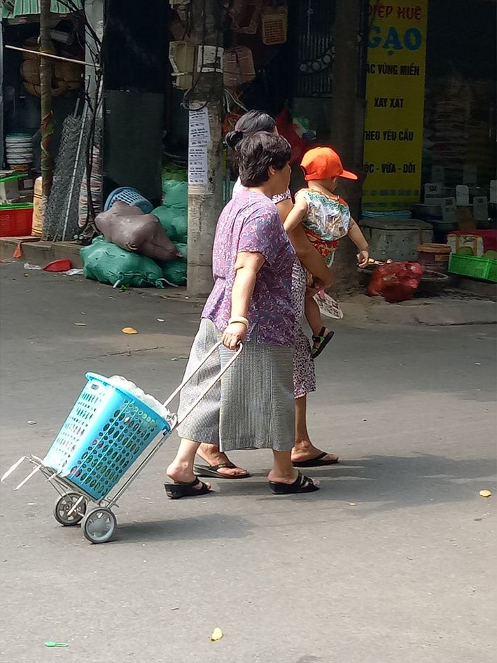 Thay vì xách làn đi chợ như mọi khi, sáng nay nhiều người mang giỏ lớn để đựng được nhiều đồ.