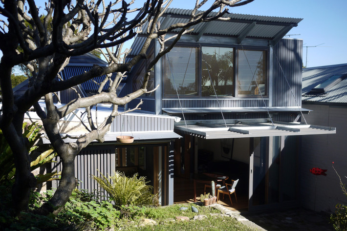 Chủ nhân của House Tempe đã tìm đến công ty kiến trúc Eoghan Lewis Architects để cải tạo lại tổ ấm của mình với nguyện vọng: biến ngôi nhà cũ thành một nhà xưởng cho người chồng, đồng thời là một studio dành cho người vợ.