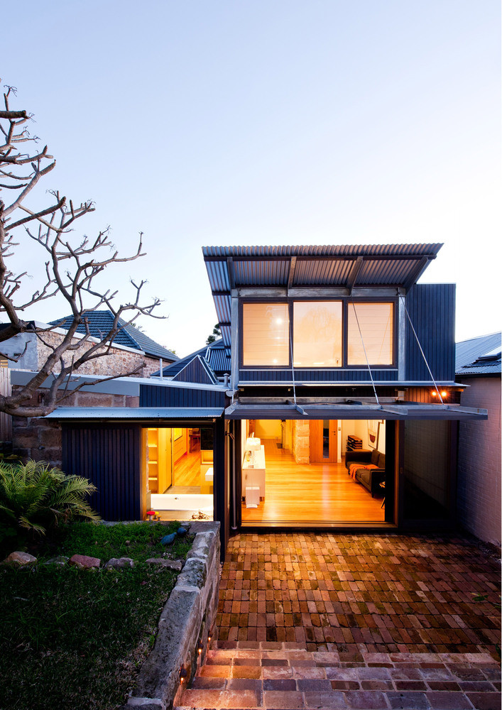 Nằm ở thành phố Sydney, Úc, ngôi nhà House Tempe có tổng diện tích 330m2, trong đó diện tích nhà ở là 125m2.
