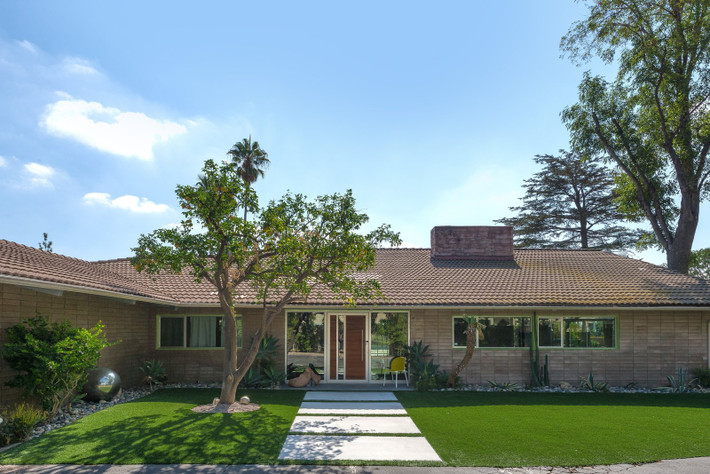 Nằm trong khu phố ngoại ô yên tĩnh của Granada Hills ở Los Angeles (Mỹ), ngôi nhà này được xây dựng vào năm 1960 giữa lúc Chiến tranh Lạnh đang ở thời kỳ cao trào.