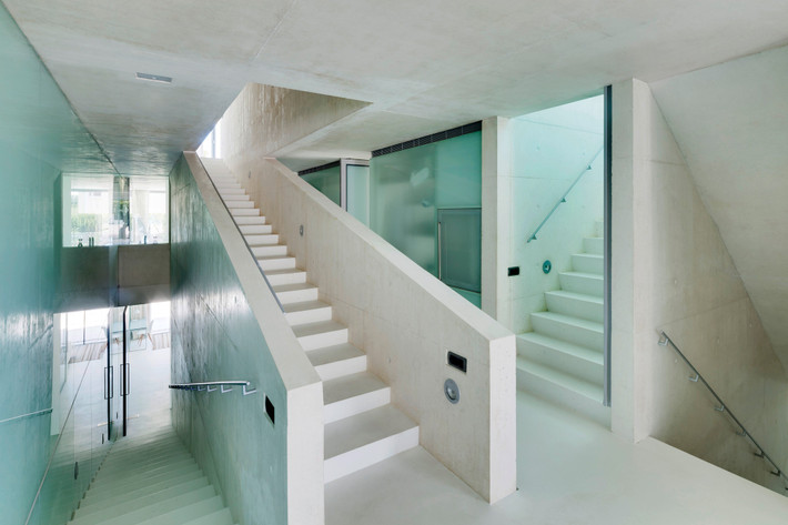 Mặc dù bị các tòa nhà khác chắn tầm nhìn ra biển nhưng bù lại, Jellyfish House lại sở hữu cả một bể bơi trên mái nhà với đáy bằng kính trong suốt vô cùng độc đáo.