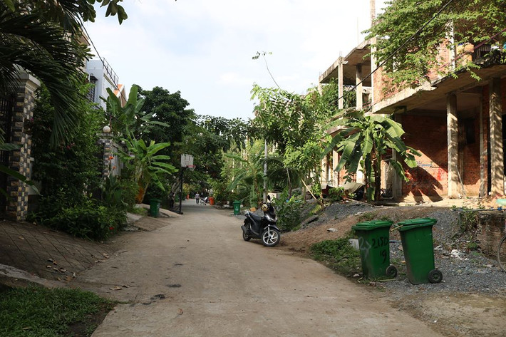 Cận cảnh dãy biệt thự bỏ hoang giữa những khu dân cư đông đúc xung quanh.