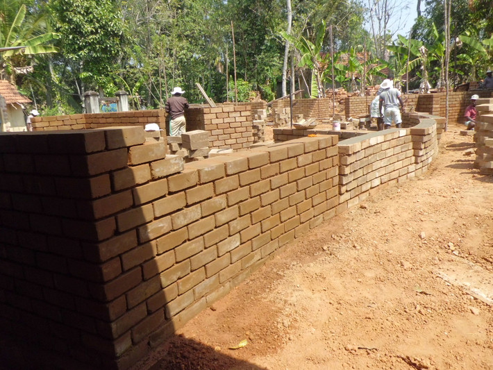 Đặc biệt, ngôi nhà sử dụng loại gạch CSEB - loại hỗn hợp bùn chứa 80% sỏi, 15% cát và 5% xi măng được sản xuất ngay tại công trình xây dựng. Chính loại gạch đặc biệt này khiến ngôi nhà trở nên rất thân thiết với môi trường.