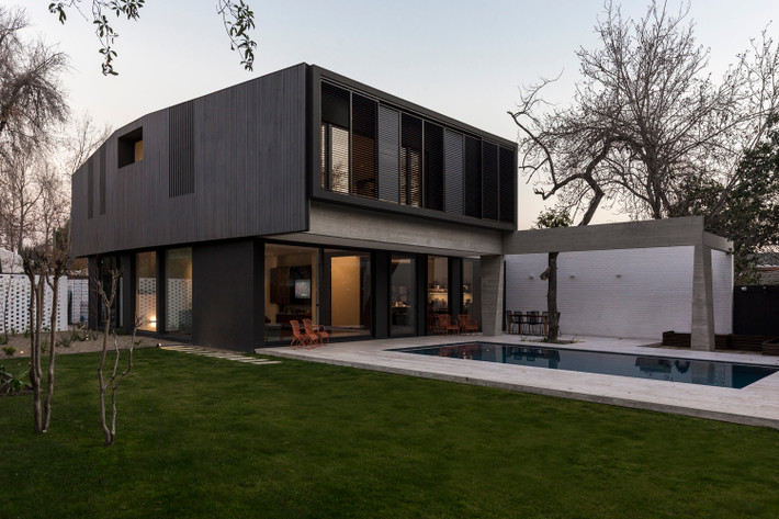 Casa La Perouse nằm trong khu đô thị với kiến trúc hiện đại tại thành phố Santiago (Chile) giữa hàng cây già và tầm nhìn tuyệt đẹp ra những ngọn núi xung quanh.