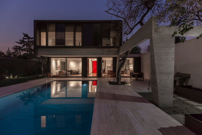 Casa La Perouse cũng sở hữu một bể bơi ngoài trời khá rộng rãi.