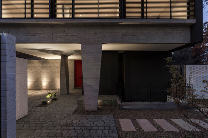 Tầng hầm của Casa La Perouse có chức năng chính là lưu trữ với hầm chứa rượu và một phòng ngủ đa năng.