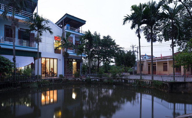 Không thể phủ nhận xây dựng mặt tiền bằng gạch thông gió giúp ngôi nhà này nổi bật hơn hẳn so với những ngôi nhà xung quanh. Ảnh: Feeldecor.