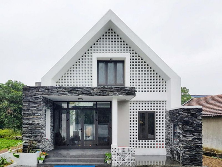 Mặt tiền ngôi nhà được xây dựng bằng gạch thông gió không chỉ giúp không gian các phòng đón ánh sáng tự nhiên mà còn tránh được cảm giác bí bách, ngột ngạt. Ảnh: Angcovat.