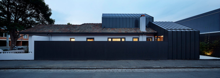 Tọa lạc tại nước Úc xinh đẹp, ngôi nhà tên The Shadow House có diện tích 127m2 được xây dựng năm 2018.