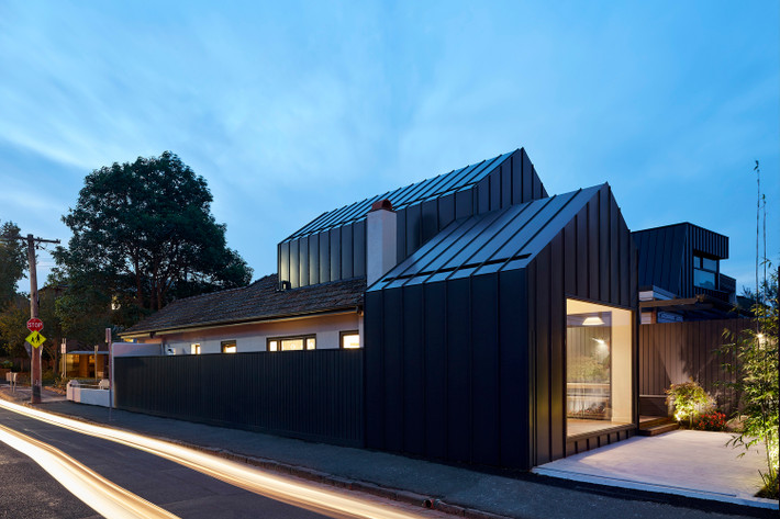 Đúng như tên gọi, bên ngoài The Shadow House là một màu đen bí ẩn.