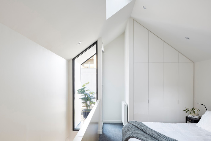 Trái ngược với vẻ bề ngoài "tăm tối", bên trong The Shadow House vẫn bừng sáng với nét đẹp rất riêng. Ảnh: Archdaily.