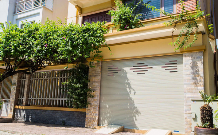 Với màu sắc và thiết kế hiện đại, trang nhã, loại cửa cuốn xuyên sáng khá được chuộng dùng trong năm 2018.