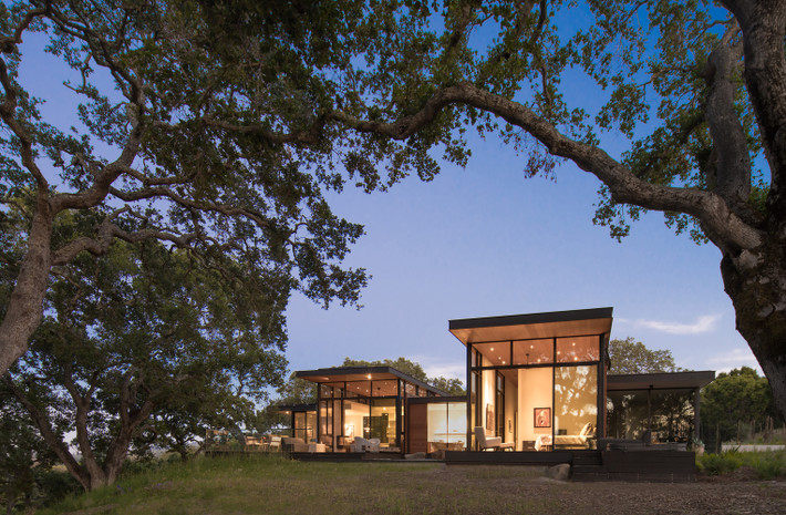 Ngôi nhà có tới 41 cây sồi thơ mộng này tọa lạc tại Portola Valley, Mỹ.