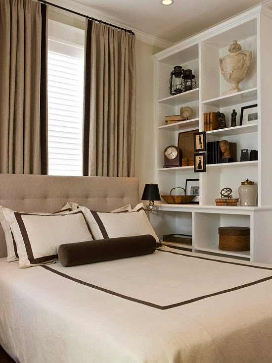 Lắp đặt thêm một giá nhỏ bằng gỗ cao đến trần nhà vừa là một cách để trang trí phòng ngủ thêm xinh xắn, vừa là nơi bạn có thể chứa đồ. Ảnh: Aloyeal.