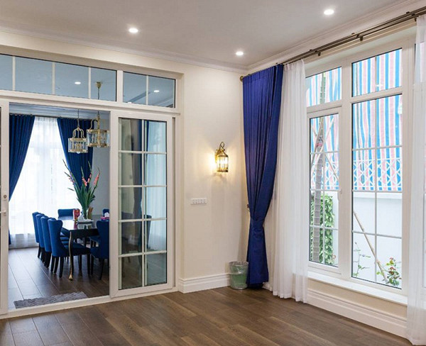 Việc sử dụng màu trắng cho những ô cửa sổ trong nhà giúp bạn dễ dàng thiết kế nội thất bởi màu trắng là màu cơ bản, dễ phối hợp với các màu sắc khác. Ảnh: Webxaydung.