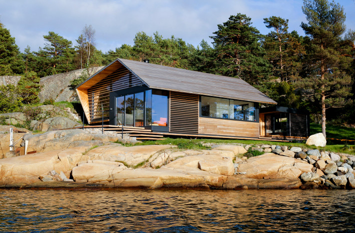 Có tên gọi Østfold, ngôi nhà nhỏ xinh xắn nằm ở quần đảo Oslofjord, Na Uy có tầm nhìn hướng ra biển và khung cảnh thiên nhiên xung quanh vô cùng nên thơ.