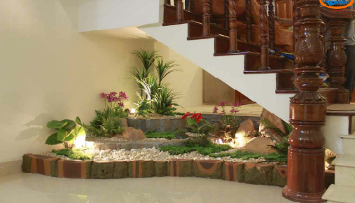 Nếu muốn chuyển tiểu cảnh vào trong nhà để không gian sống xanh hơn thì gầm cầu thang cũng là vị trí được nhiều gia đình lựa chọn. Ảnh: Kientrucsuvietnam.