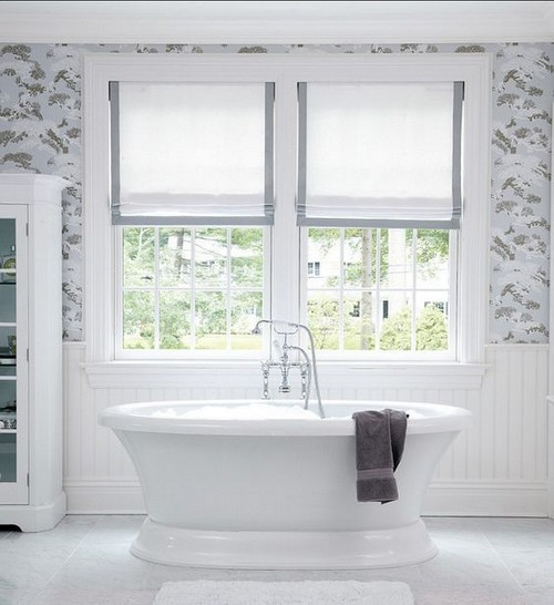 Cửa sổ lớn giúp không gian phòng tắm rộng rãi chẳng kém các spa đẳng cấp và sang trọng. Ảnh: 1000maucuadep.