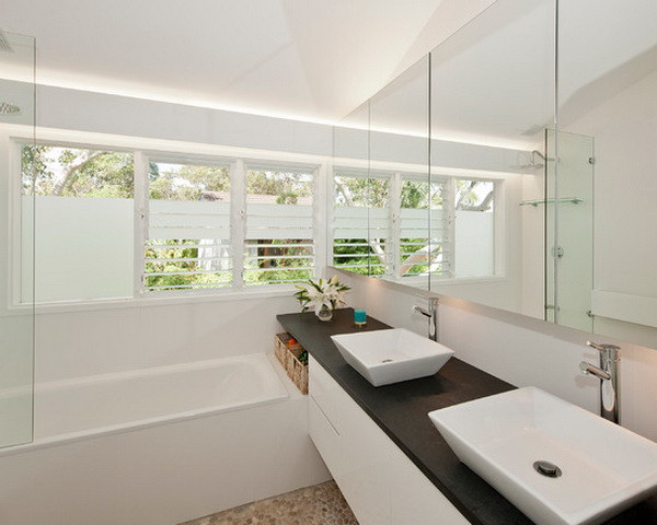 Cửa sổ gồm 3 ô giúp mang ánh sáng tối đa vào phòng tắm. Ảnh: Designs.