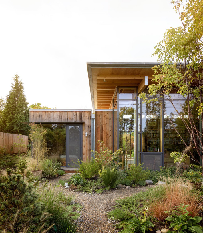 Tọa lạc tại thành phố Seattle, ngôi nhà gỗ này dường như trở thành một nơi “trú ẩn” tách biệt với cuộc sống thành thị bên ngoài.