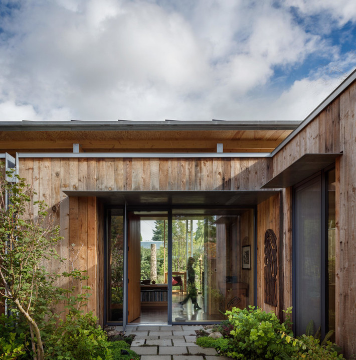 Ngôi nhà này do Jim Olson, đồng sáng lập của studio kiến trúc Olson Kundig thiết kế cho một người bạn và hàng xóm lâu năm của mình.
