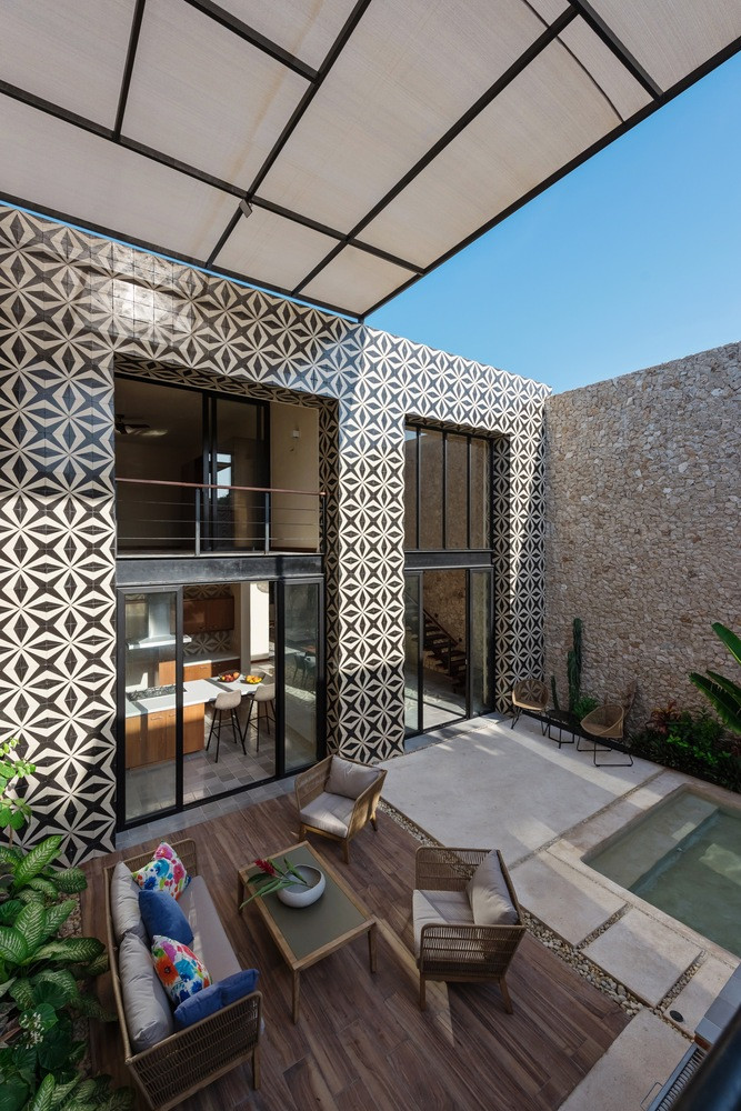 Bức tường bao quanh Star House được ốp bằng những mẩu đá thu được từ việc đào hồ bơi, vừa giúp tiết kiệm chi phí vừa giữ được nét khác lạ, độc đáo.