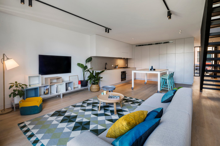 Tầng 1 của T2 Residence là phòng bếp và phòng khách nối liền nhau, tạo thành một không gian mở, rộng rãi và thoáng mát.