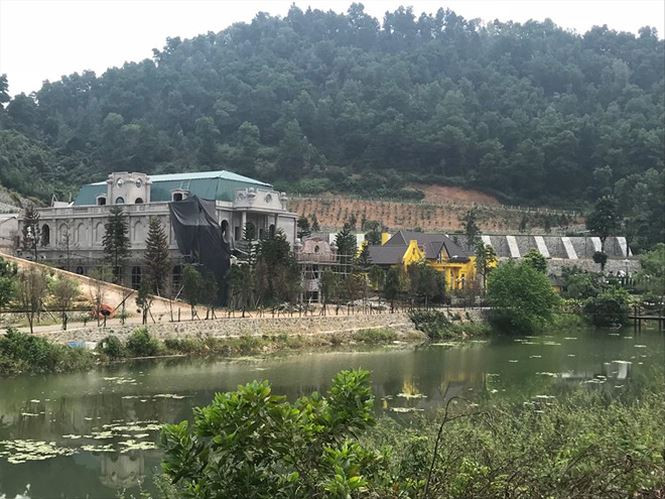 Còn tại xã Minh Trí, nổi bật lên là khu tổ hợp “khủng” mang tên Hoàng Lê Gia Garden với khoảng 5 biệt thự xây dựng trên đồi với diện tích rộng nhiều hecta. Ảnh: Tiền Phong.