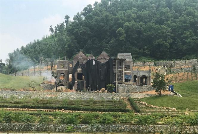 Theo thông tin chưa chính thức, chủ nhân của khu tổ hợp "khủng" này là một đại gia ở Hà Nội. Dư luận đang đặt câu hỏi: Tại sao nhiều dự án xây dựng trên đất rừng phòng hộ như vậy mà các cơ quan chức năng vẫn chưa vào cuộc điều tra? Ảnh: Tiền Phong.