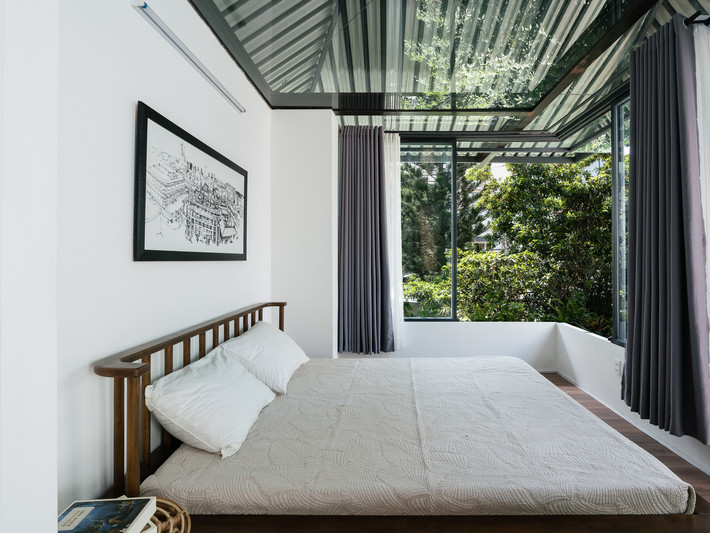 Chiều rộng của The Umbrella dài 6m trong khi chiều rộng của một ngôi nhà ở Sài Gòn thông thường là 4m. Điều này cho phép chủ nhân có thể phân chia không gian ngôi nhà theo cả hai hướng.