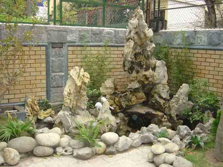 Thiết kế hòn non bộ trong các khu sân vườn vẫn là nét không thể thiếu tạo nên không gian sống hiện đại, sang trọng, tinh tế nhưng vẫn gần gũi thiên nhiên. Ảnh: Canhquansanvuon24h.