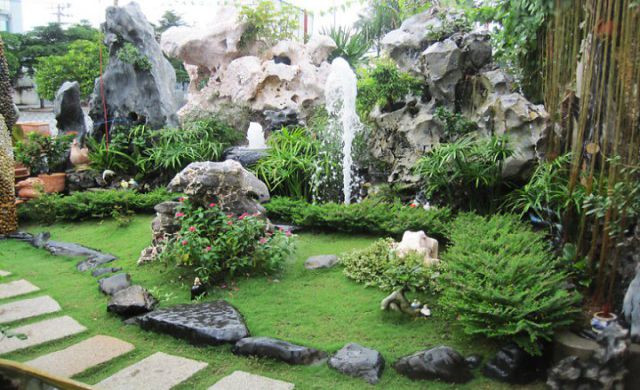 Đối với những sân vườn rộng thì thiết kế hòn non bộ là điều không mấy khó khăn. Ảnh: Thietkevhome.