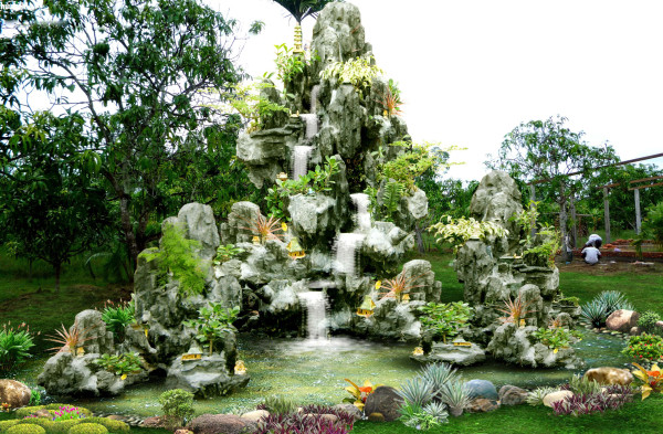 Thiết kế hòn non bộ trong vườn nhà tạo nên một góc thư giãn, nghỉ ngơi lý tưởng, làm bừng sáng cả ngôi nhà. Ảnh: Giaphongcat.