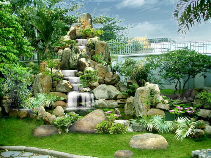 Thiết kế hòn non bộ này không khác gì một ngọn núi với thác nước thu nhỏ, đem lại cảm giác vô cùng thư thái. Ảnh: Tieucanhsanvuonktv.